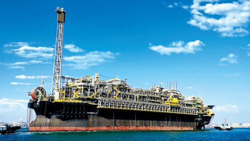 被業界譽為 巨型海上石油加工廠 的 巴西石油77 輪緩緩駛離船廠碼頭