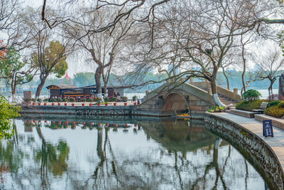 《嘉興紅船》組圖:嘉興南湖既是江南著名的游覽勝地,也是愛國(guó)主義教育基地。游覽南湖紅船,從南湖景區(qū)游客服務(wù)中心花20元/人購買船票上船,乘船到達(dá)湖心島碼頭,下船后左轉(zhuǎn)便是紅船的位置。游覽南湖紅船四季均可,在游玩的同時(shí)接受紅色到教育。參觀完紅船后可繞島一周,周圍的景色也很迷人。